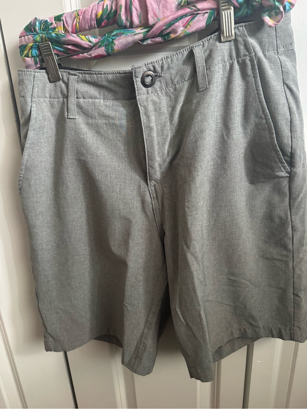 🦋 2 for $30
Volcom Light Gray Flat-Front Men's Shorts